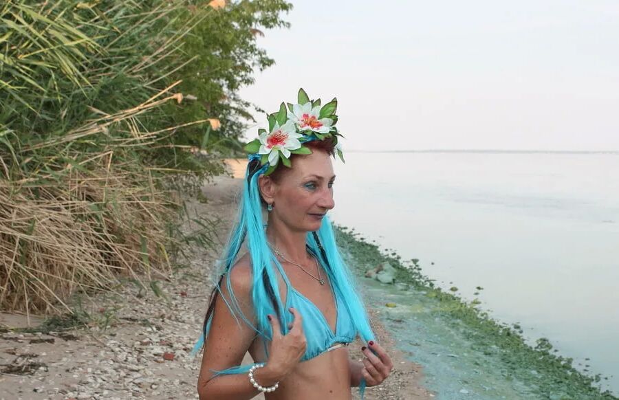 Turqouuse outfil and Volga-river