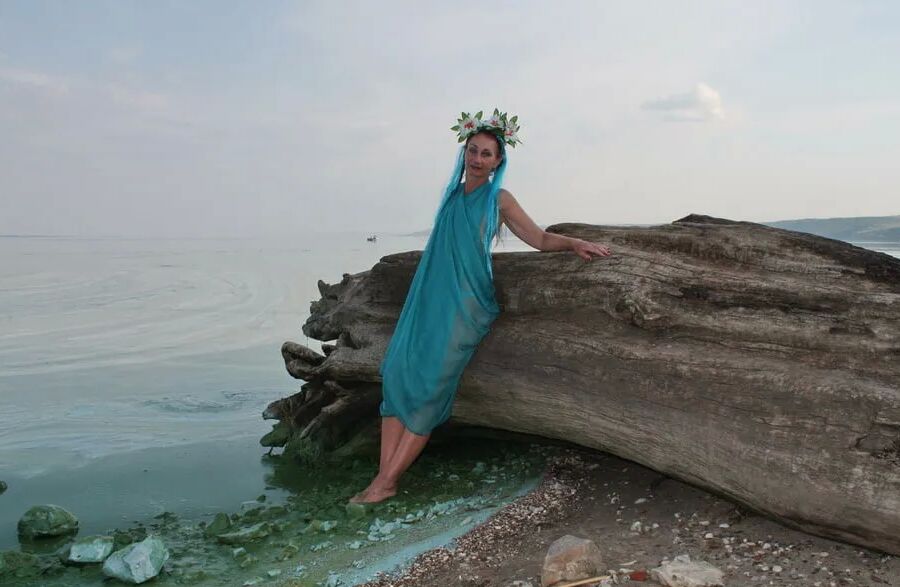 Turqouuse outfil and Volga-river