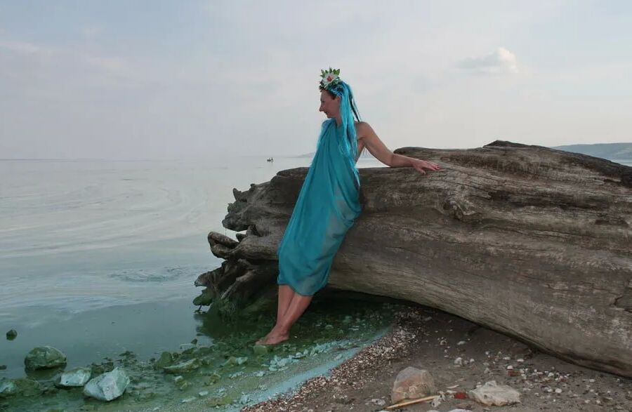 Turqouuse outfil and Volga-river