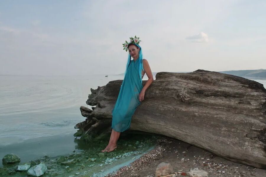 Turqouuse outfil and Volga-river