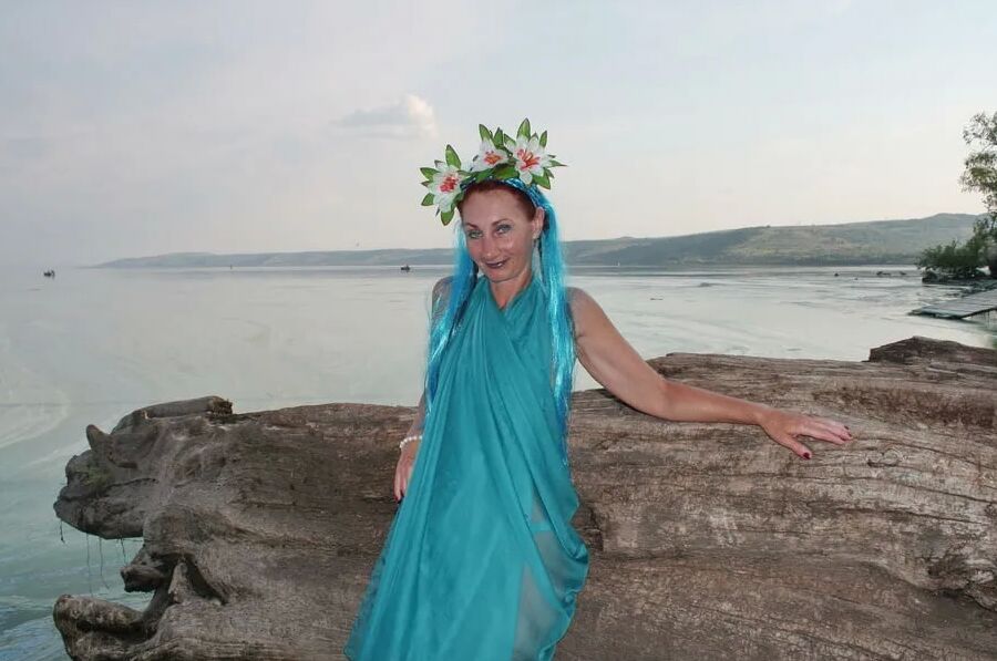 Turqouuse outfil and Volga-river