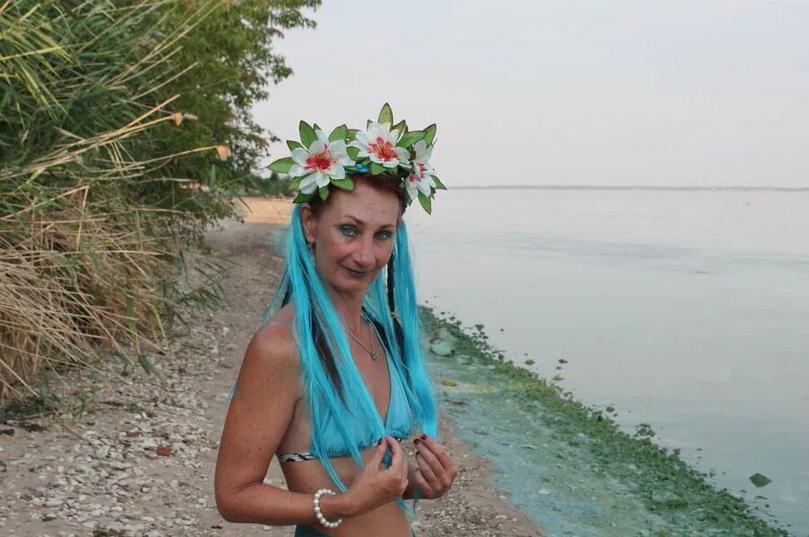 Turqouuse outfil and Volga-river