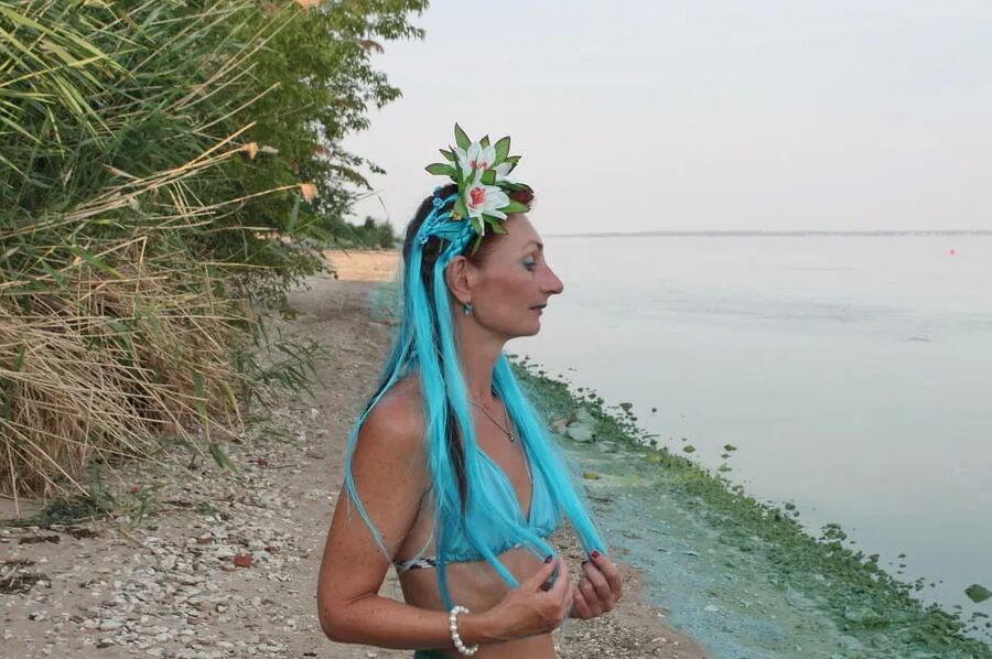 Turqouuse outfil and Volga-river