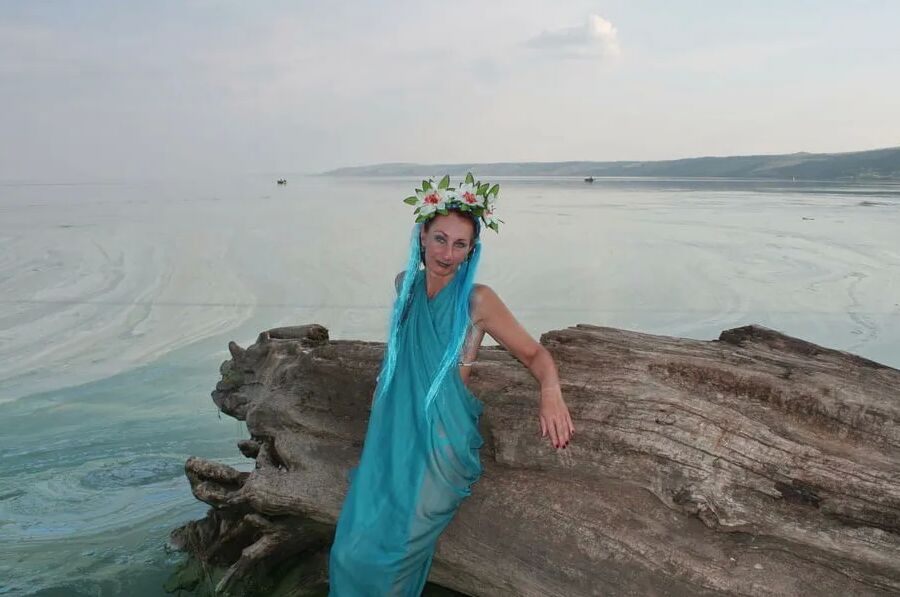 Turqouuse outfil and Volga-river