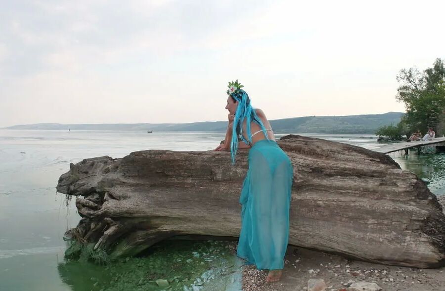 Turqouuse outfil and Volga-river