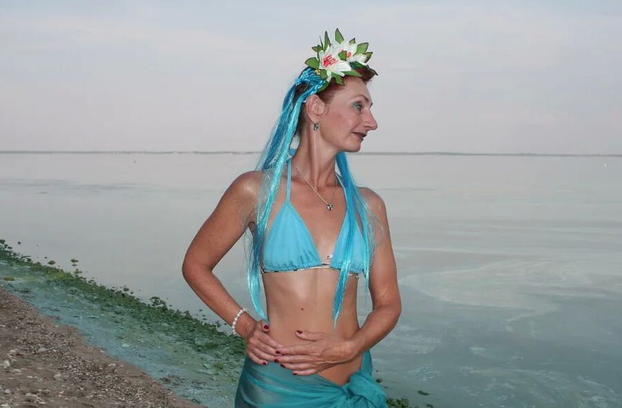 Turqouuse outfil and Volga-river