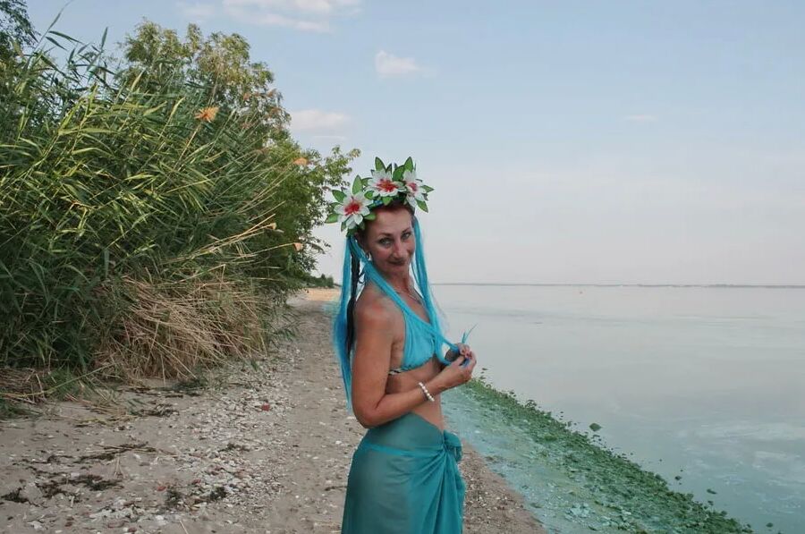 Turqouuse outfil and Volga-river