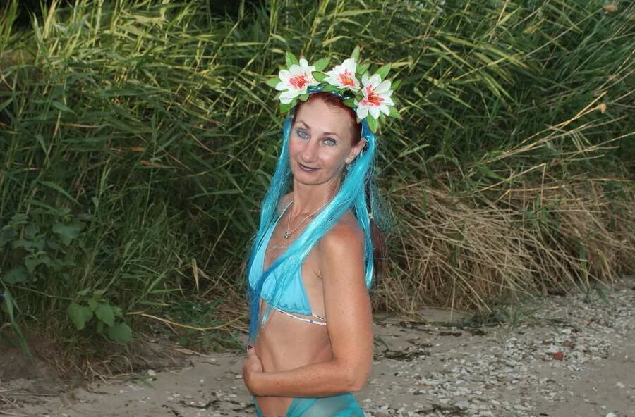 Turqouuse outfil and Volga-river