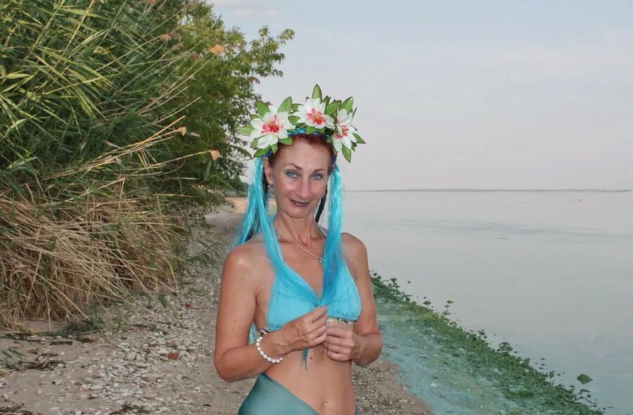 Turqouuse outfil and Volga-river