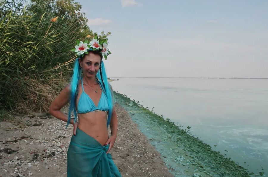Turqouuse outfil and Volga-river