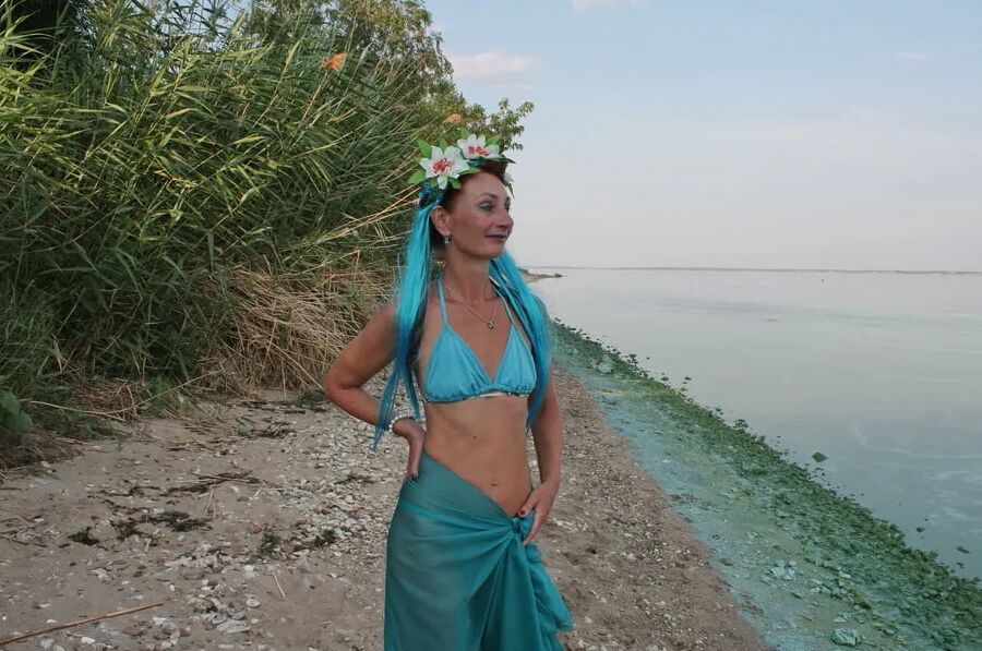Turqouuse outfil and Volga-river