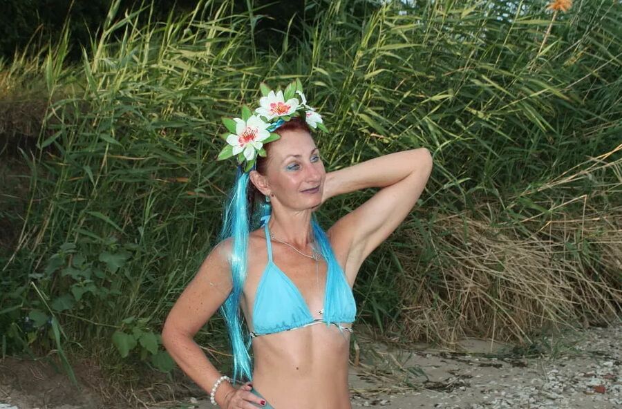 Turqouuse outfil and Volga-river