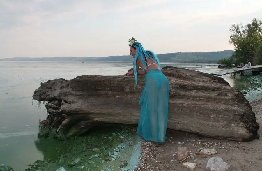 Turqouuse outfil and Volga-river