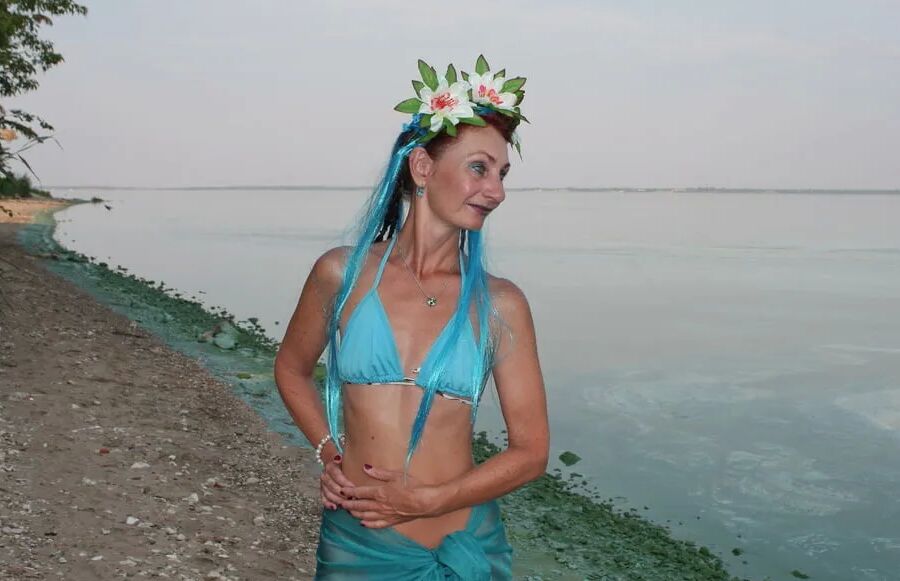 Turqouuse outfil and Volga-river