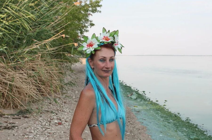 Turqouuse outfil and Volga-river