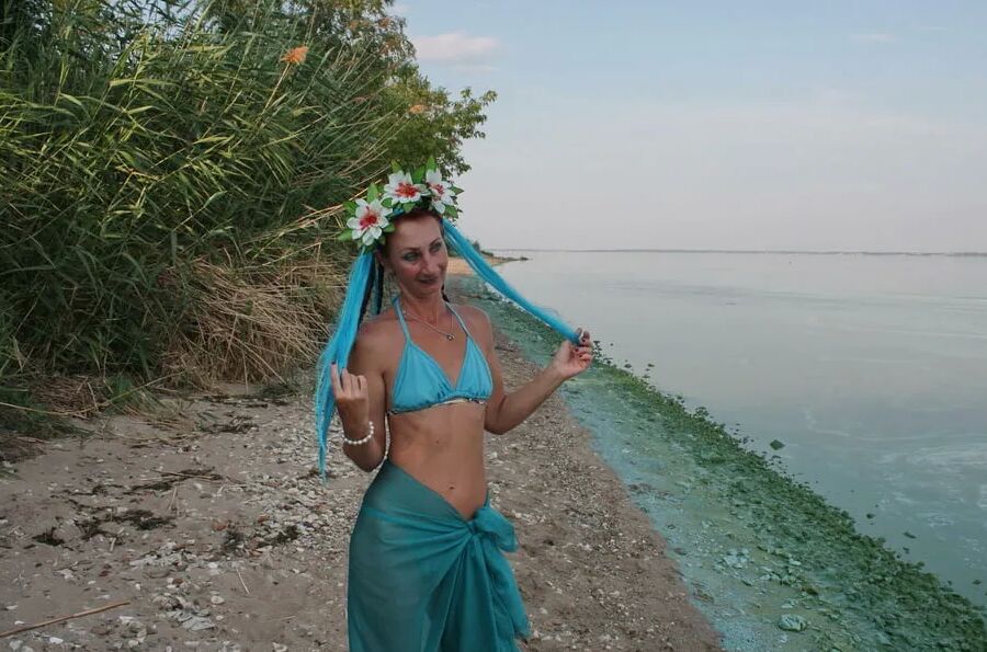 Turqouuse outfil and Volga-river
