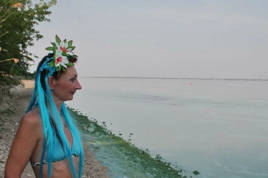 Turqouuse outfil and Volga-river