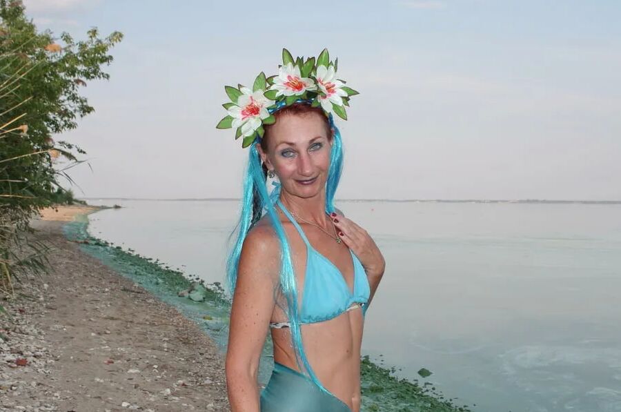Turqouuse outfil and Volga-river