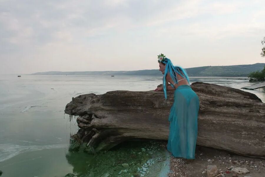 Turqouuse outfil and Volga-river