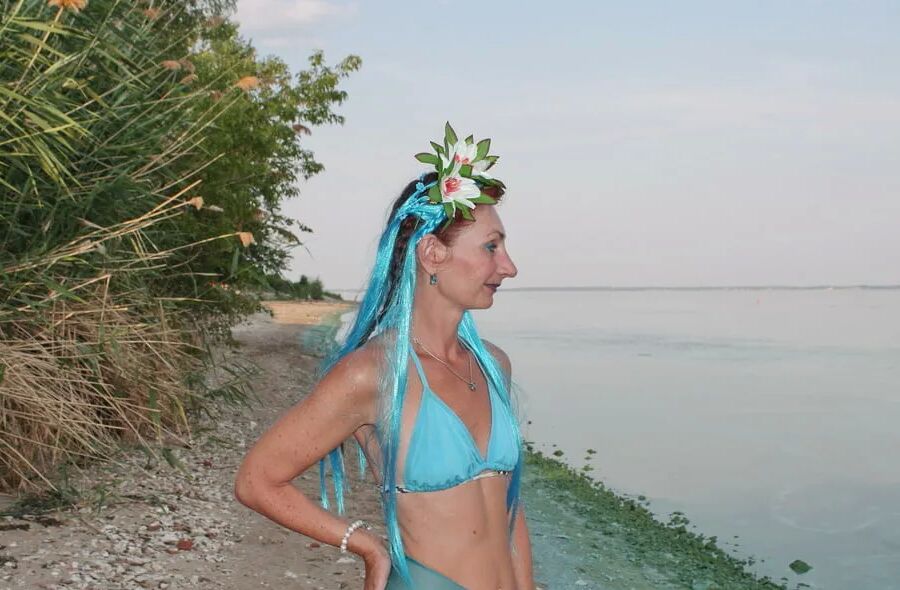 Turqouuse outfil and Volga-river