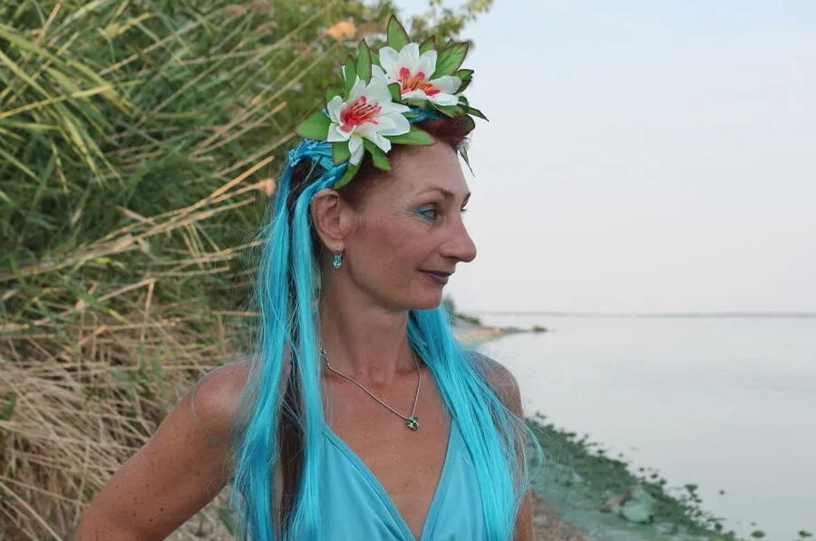 Turqouuse outfil and Volga-river