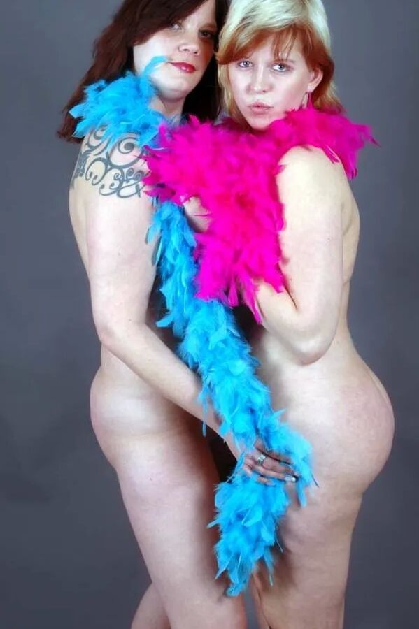 Photo shooting with red hair MILF Bianca & Lindsay