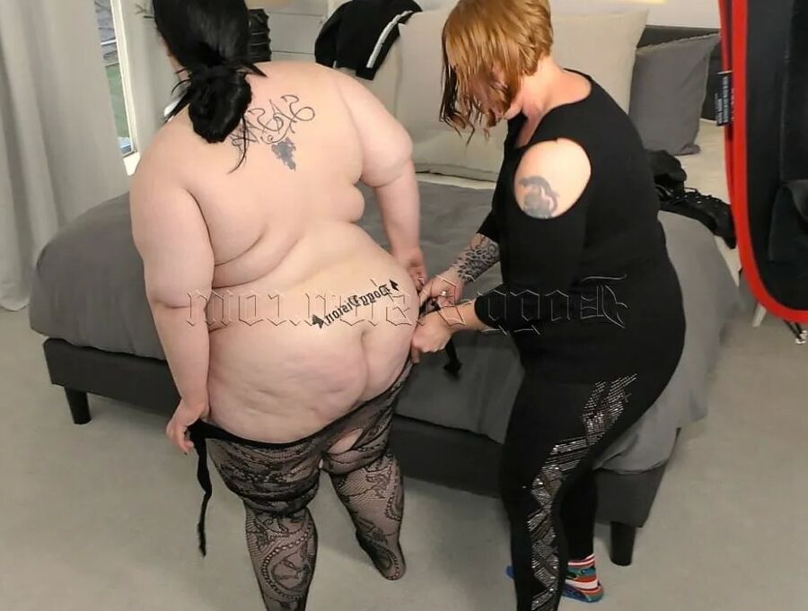 Ginger Helps Lola Prepare for Very 1st Scene