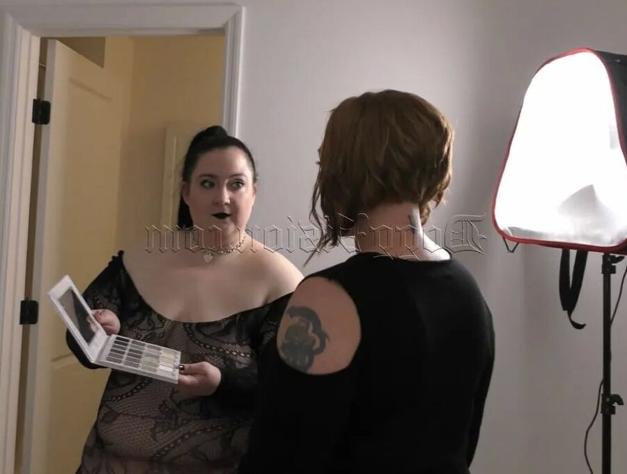 Ginger Helps Lola Prepare for Very 1st Scene