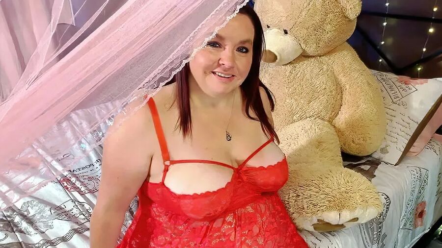 Sexy BBW Lady in Red Photoshoot