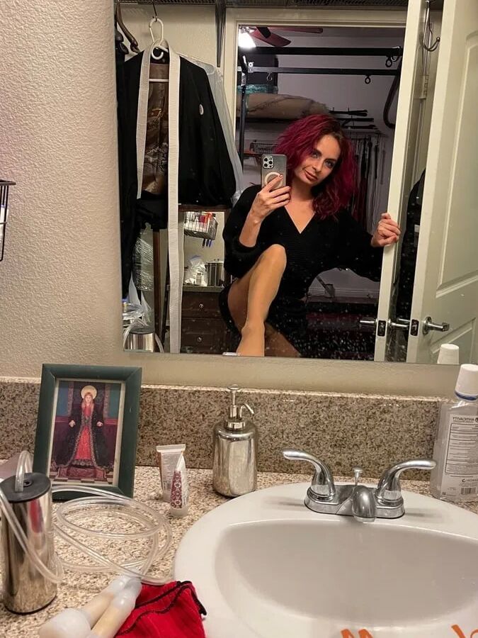 Horny Milf Ashley Taking Pics In Tan Pantyhose