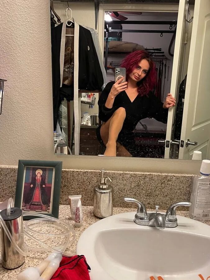 Horny Milf Ashley Taking Pics In Tan Pantyhose