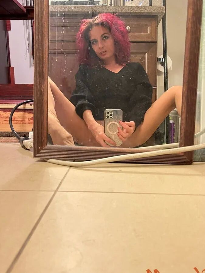 Horny Milf Ashley Taking Pics In Tan Pantyhose