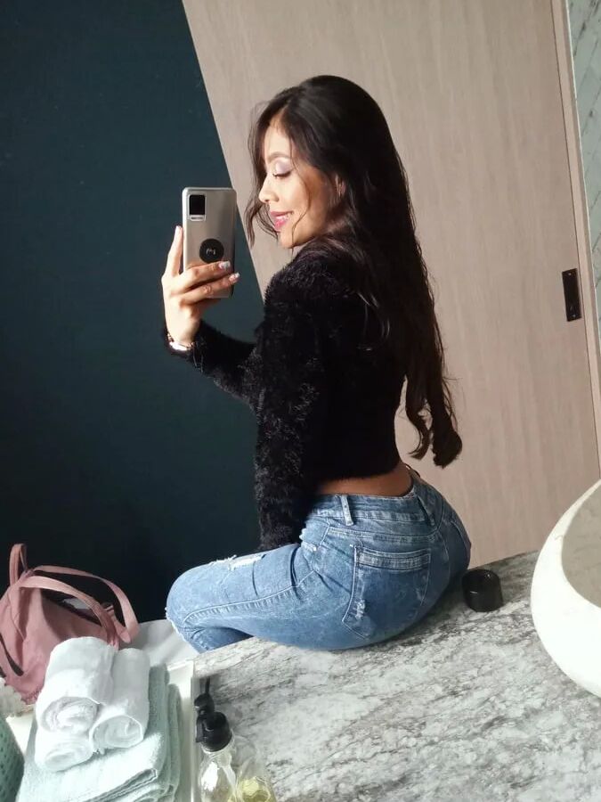 ArianaColinns Free Photos