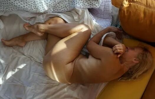 Selena's naked awaking game