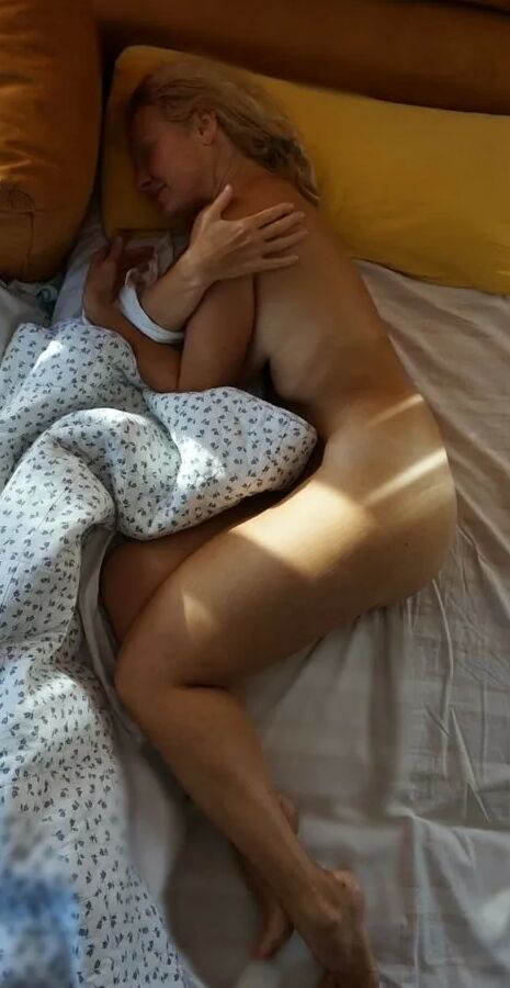Selena's naked awaking game