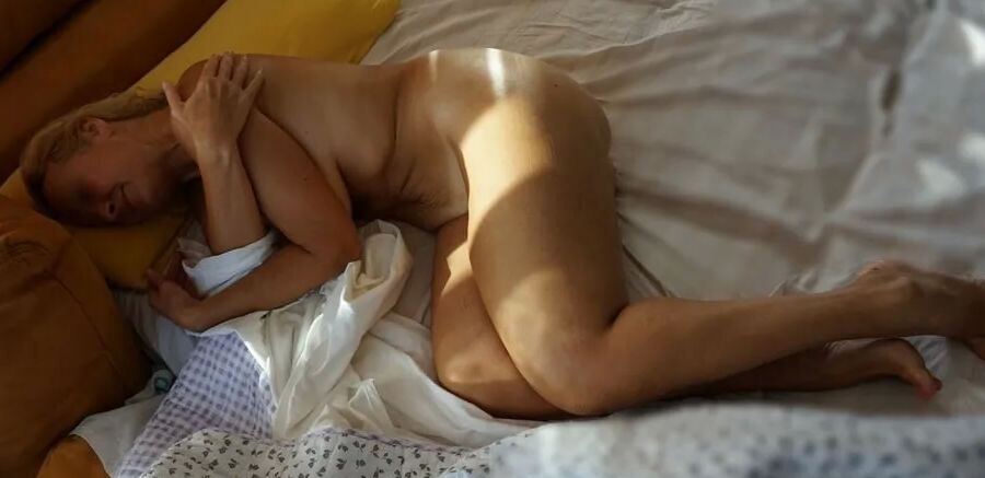 Selena's naked awaking game