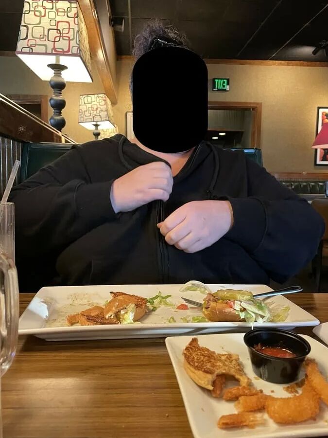 Newondoncouple flashing tits at Ruby Tuesday,