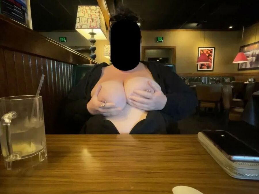 Newondoncouple flashing tits at Ruby Tuesday,