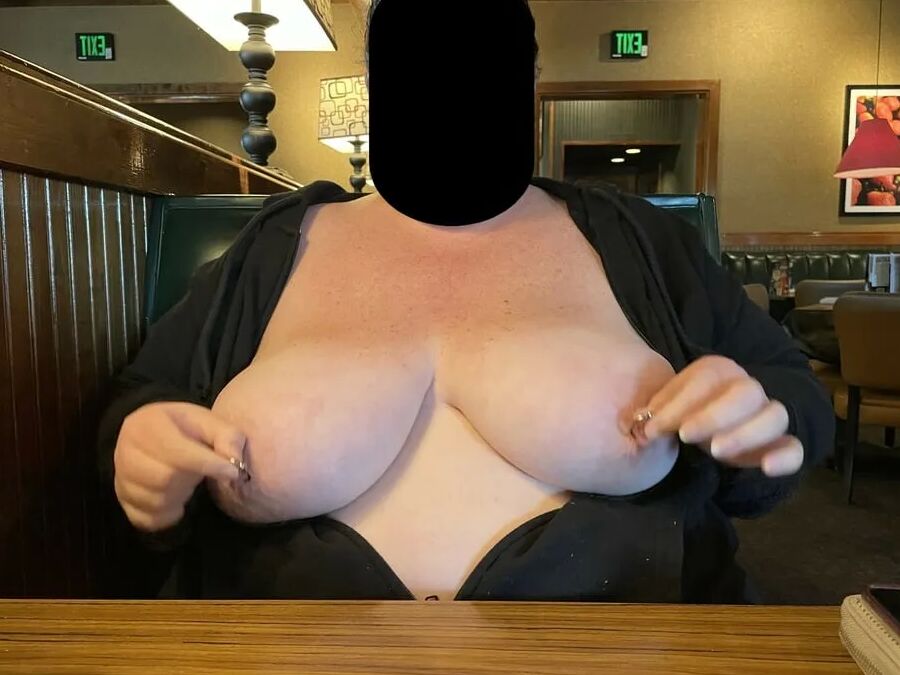Newondoncouple flashing tits at Ruby Tuesday,