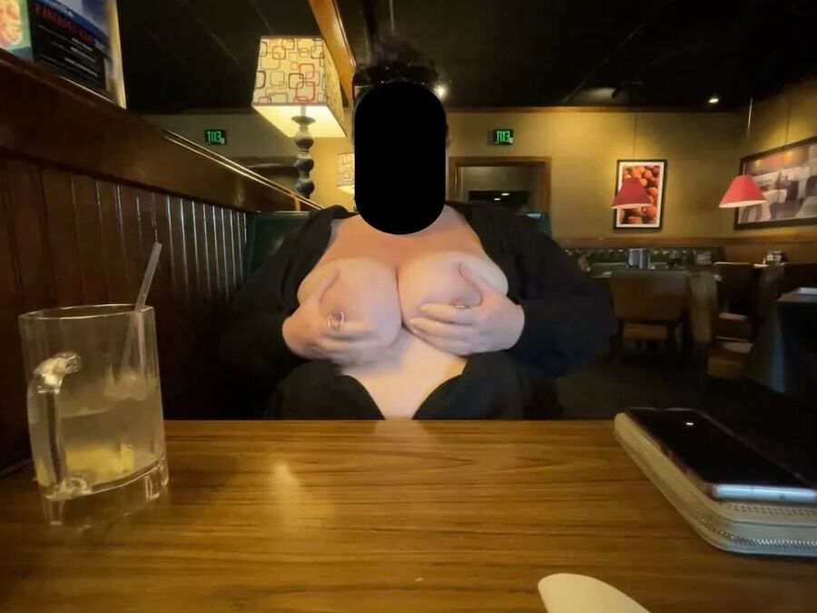 Newondoncouple flashing tits at Ruby Tuesday,
