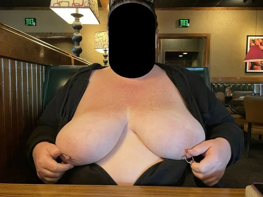 Newondoncouple flashing tits at Ruby Tuesday,