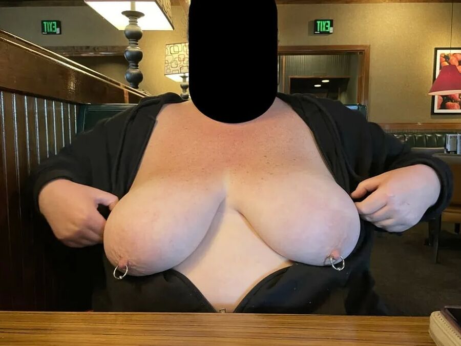 Newondoncouple flashing tits at Ruby Tuesday,