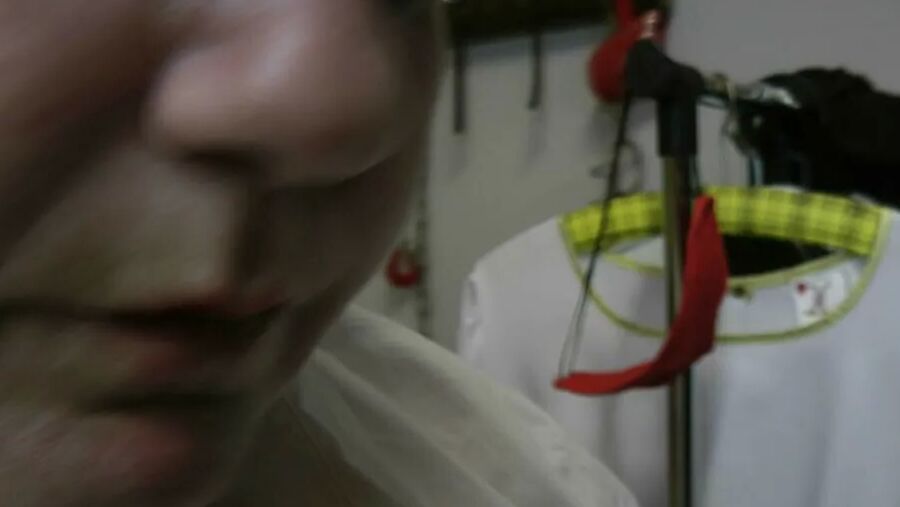 Shoe cleaning with tongue