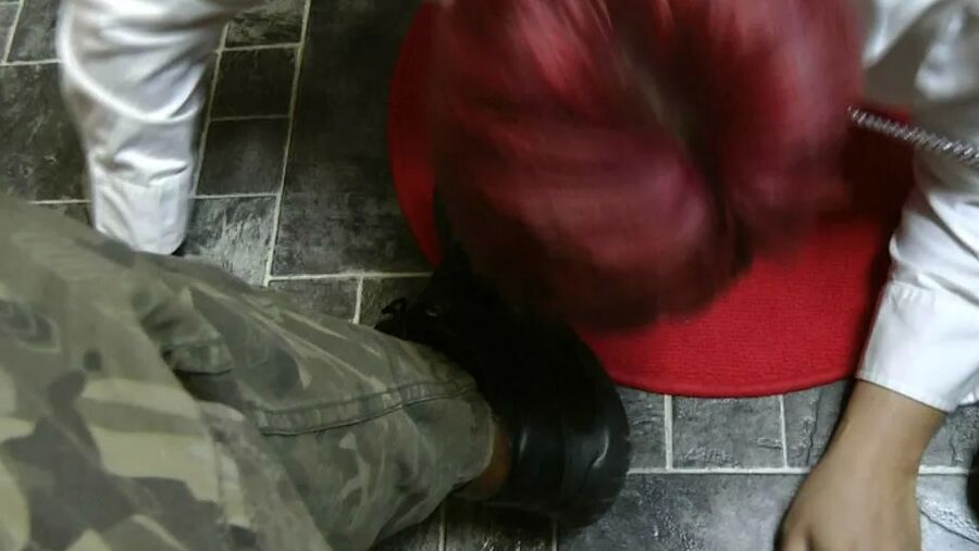 Shoe cleaning with tongue