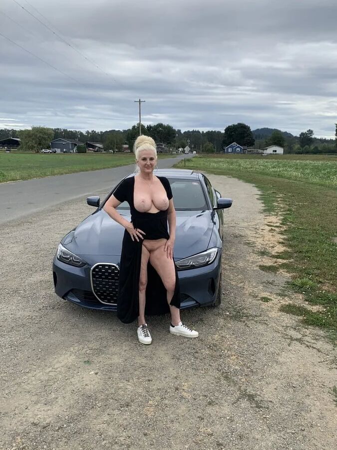 Amateur MILF Flashing