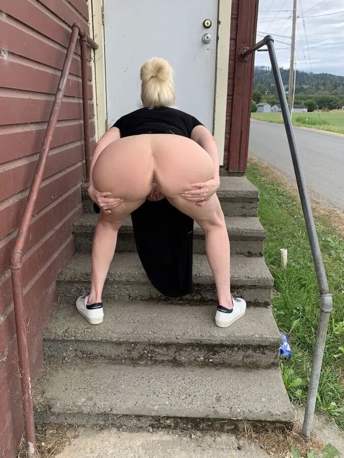 Amateur MILF Flashing
