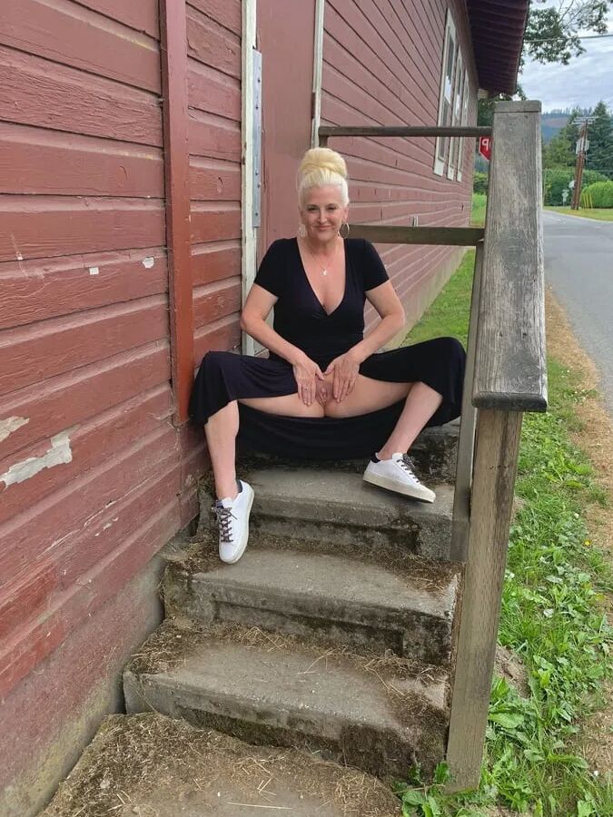 Amateur MILF Flashing