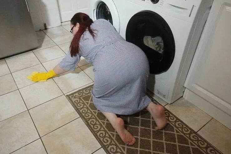 Maid Cleaning