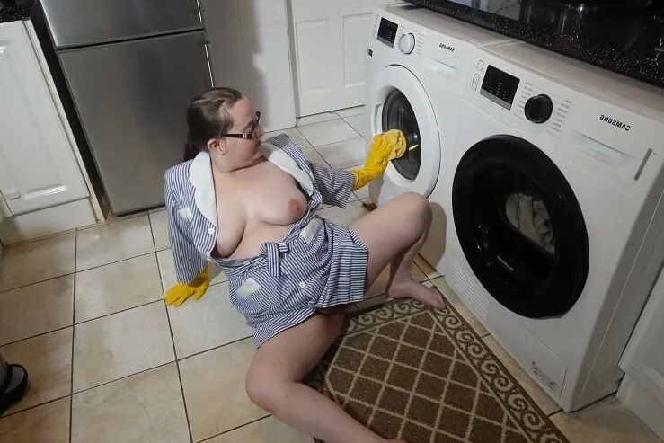 Maid Cleaning
