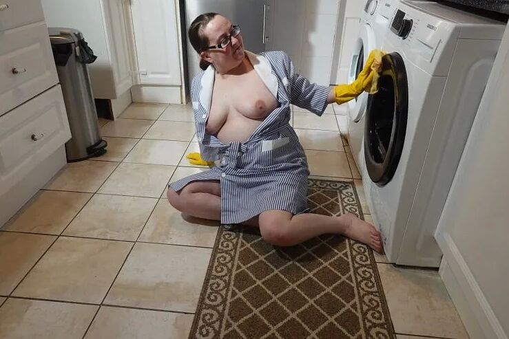 Maid Cleaning